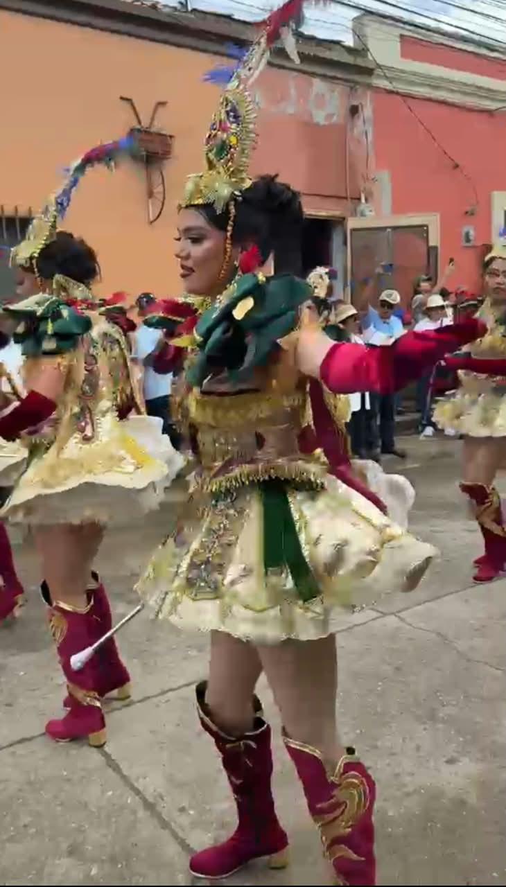 Elegancia y tradición en el desfile de las palillonas del Instituto Cosme García