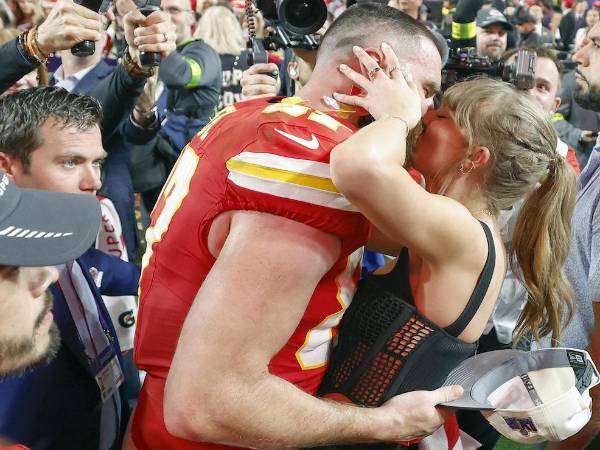 Fotografía de archivo de la estrella del pop Taylor Swift y el jugador de fútbol americano Travis Kelce. EFE/EPA/JOHN G. MABANGLO