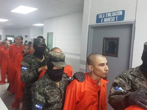 Estados Unidos mantiene tras las rejas a más de 61.200 migrantes, el número más alto en varios años.