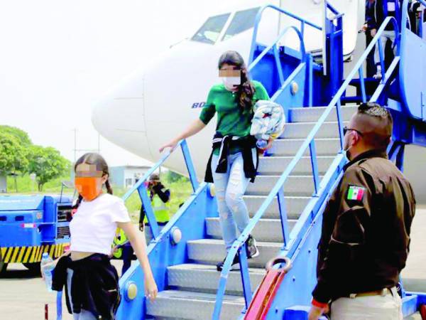 <b>Muchos de los menores viajan sin un adulto.</b>