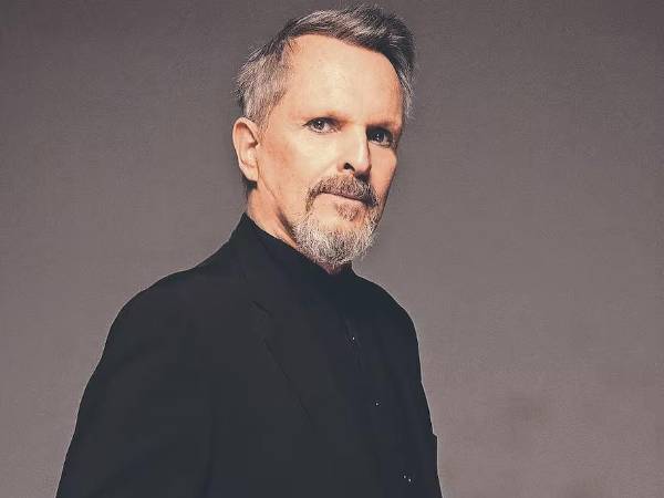 La evolución de los looks de Miguel Bosé ha sido tan camaleónica como su música, pasando de la extravagancia teatral y provocadora de los años 80 —con trajes ajustados, brillos y referencias culturales como la estética taurina— a una etapa más sobria y conceptual en los 2000, marcada por el minimalismo, los tonos oscuros y siluetas elegantes.
