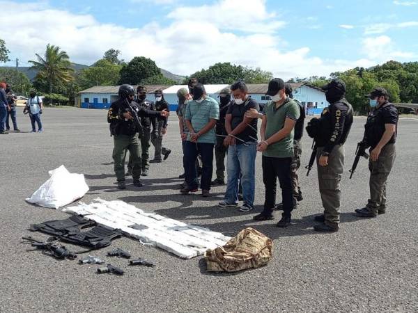 En noviembre de 2021, un equipo de la Dirección de Lucha contra el Narcotráfico (DLCN) descubrió que en la colonia San Isidro de Tocoa, Colón, agentes montaron un falso operativo policial con el objetivo de sustraer 50 kilos de cocaína de una vivienda para entregárselos a otra persona.