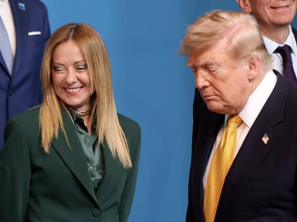 La primera ministra italiana Giorgia Meloni (K) y el presidente estadounidense Donald Trump se preparan para una foto grupal con líderes mundiales durante la Cumbre de la OTAN 2026 en Ankara, Turquía, el 8 de julio de 2026.