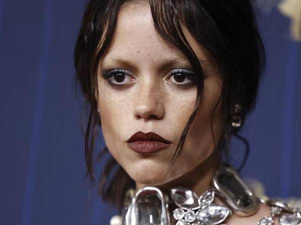 Hasta el momento, Jenna Ortega no se ha pronunciado públicamente sobre los comentarios en línea relacionados con su apariencia.