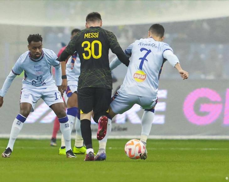 Cristiano Ronaldo le robó el balón a Messi en esta acción del partido.