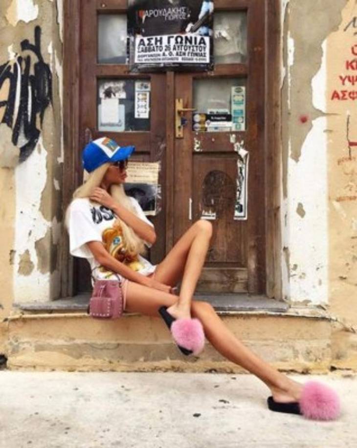 En las fotografías que comparte en sus redes sociales muestra un parecido sorprendente a la muñeca Barbie.