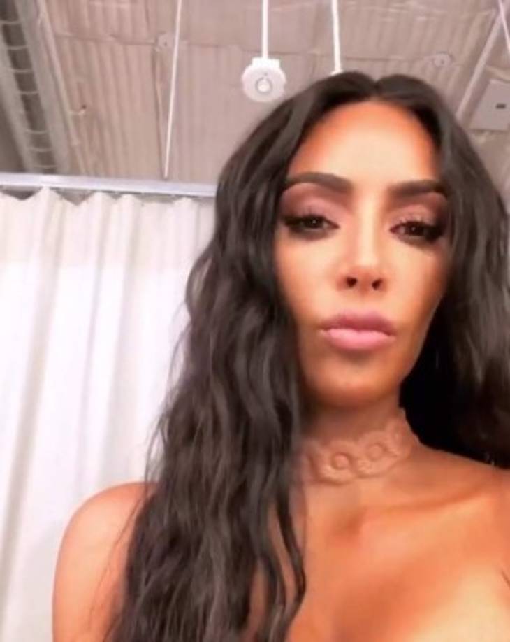 Kim Kardashian fue la primera en conmocionar a muchos al presentar una gargantilla de la marca que parecía haber sido puesta de forma quirúrgica bajo su piel.