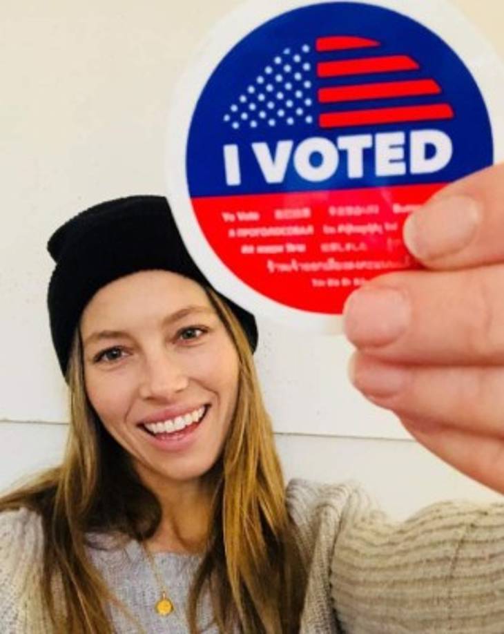 Las celebridades compartieron selfies tras votar para recordarles a los fanáticos que acudieran a las urnas hoy. En la foto: Jessica Biel muestra su etiqueta 'I Voted'.