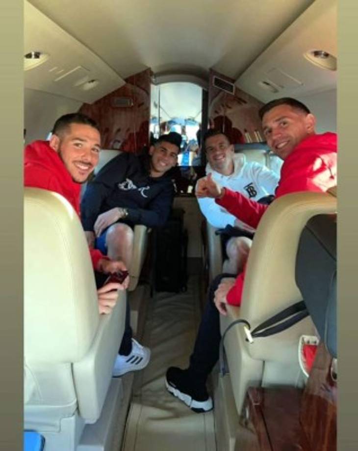 Imagen de los cuatro futbolistas por la que se ha armado todo este lío y la consecuente suspensión del Brasil-Argentina. Recordamos Emiliano Buendía, Emiliano Martínez, Lo Celso y Cristian Romero. Los cuatros juegan en la Premier y Brasil exigía que tenían que haber estado de cuarentena al entrar en Brasil.