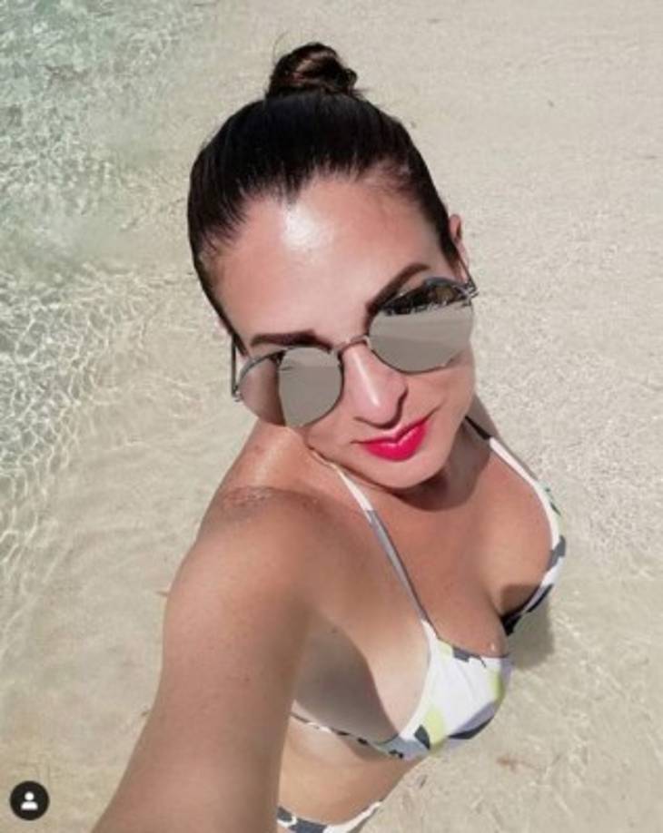La guapa periodista hondureña Helena Álvarez lució hermosa en esta imagen en la playa.