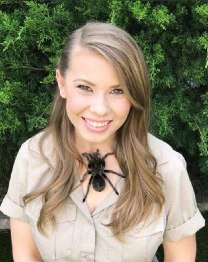 Los hijos de Steve Irwin, mejor conocido como el cazador de cocodrilos, han seguido los pasos de su padre. Robert de 13 y Bindi de 18 aman y cuidan la naturaleza. Aquí la chica luce muy feliz a pesar de tener una tarántula en su pecho.