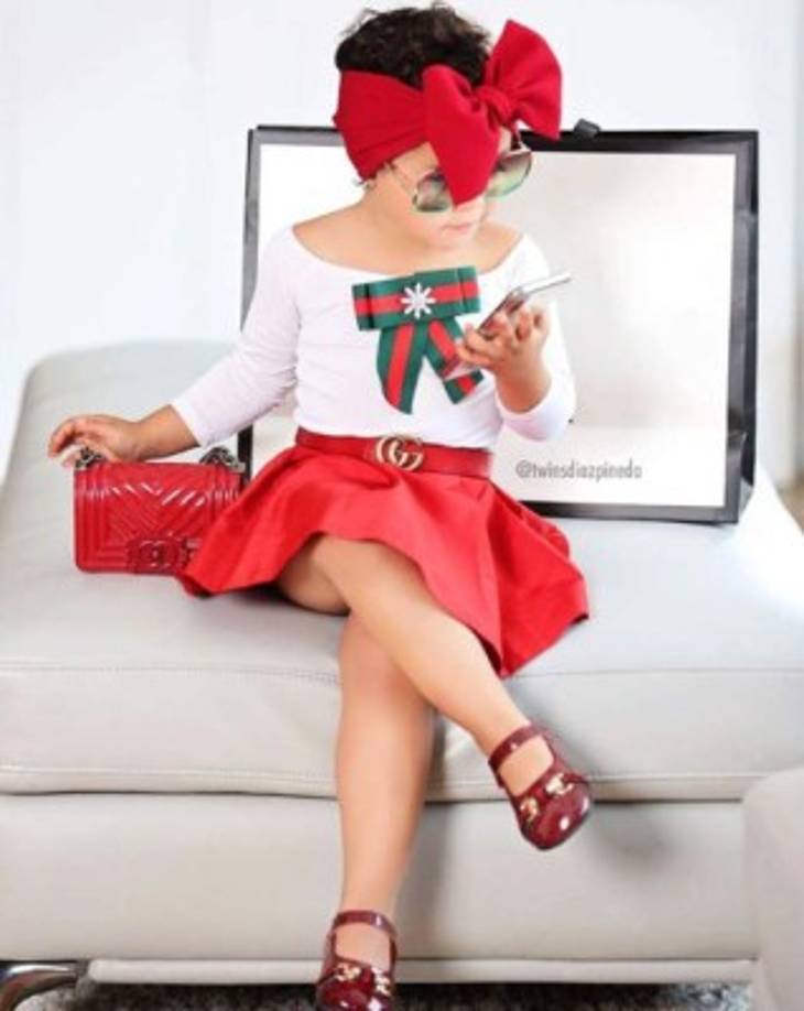 A pesar de tener solo tres años, la pequeña muestra mucho profesionalismo ante las cámaras.