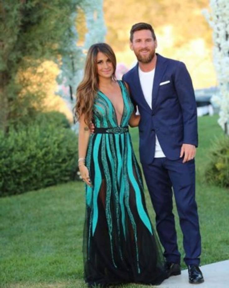 Amigos y familiares de la pareja se pasearon por la alfombra roja puesta en la entrada del lujoso complejo.