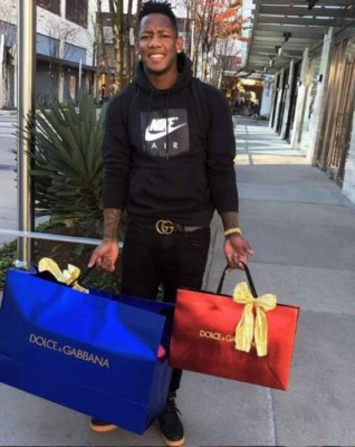 Esta es una de las más recientes publicadas en su Instagram. Muchos lo han criticado por posar mostrando la marca en las bolsas que carga con ambas manos.