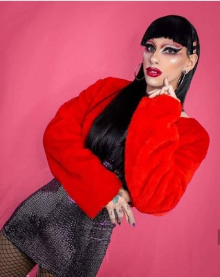 Los medios argentinos han puesto su mirada especialmente en su condición de «cosplayer, crossplayer y drag queen» -se define- y que se evidencia en las fotos que publica en las redes sociales, donde habitualmente aparece travestido.