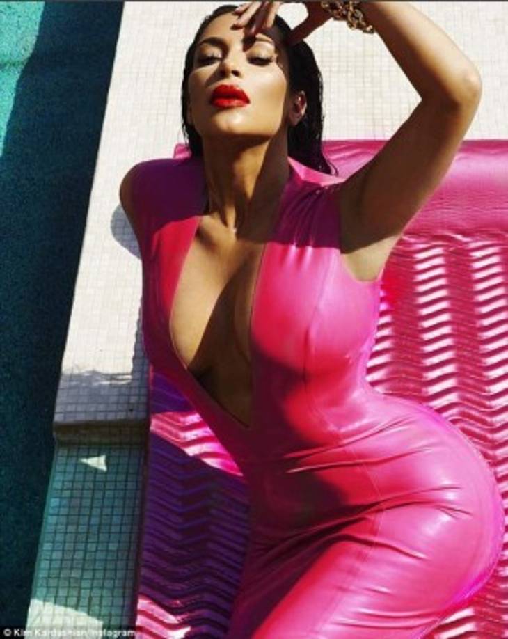 En este traje rosa de látex Kim luce más bella que nunca.