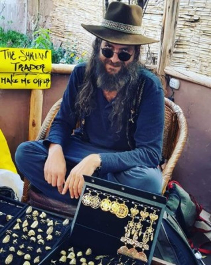 Asimismo narró que ese hombre le consiguió un colchón y una almohada. Fue entonces que comenzó a pensar en la riqueza material y se dio cuenta que en ese momento todo lo que tenía era un colchón y una almohada, que había perdido su libertad.