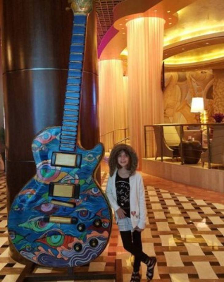 Sus abuelos mantienen a la pequeña con una agenda muy ocupada entre los estudios y la diversión, la han catalogado como una alumna brillante.