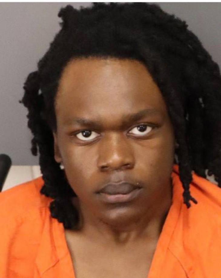 Thomas Mosley fue a la casa de su <b>madre alrededor de las 9 pm el miércoles y ya tenía los cortes en los brazos </b>y las manos, dijo Holloway, y luego ingresó en un hospital local.