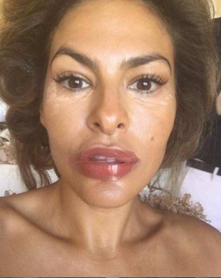 Esta es la foto que ha causado gran impacto entre los seguidores de Eva. La actriz aparece despeinada, con las pestañas XXL, pero con el corrector sin extender bajo sus ojos y con una mascarilla en los labios.