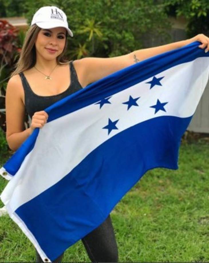 Ana Alvarado, mejor conocida como lipstick fables, escribió:<br/><br/>'Mi hermosa Honduras, felicidades por tu día. Mi orgullo más grande es haber nacido en un país humilde pero hermoso y rico en sentimiento porque todavía guarda mis raíces, parte de mi familia, amistades y muchos aleros cibernéticos.' escribió en su Instagram la artista hondureña radicada en Estados Unidos.<br/><br/>'Desde el exterior también te celebramos y muchos deseamos nunca haberte dejado... pero las circunstancias lastimosamente nos obligaron. No importa en donde mi cuerpo este, mi corazón y espíritu siempre tendrá sus 5 estrellas en el pecho. ¡VIVA HONDURAS! 🇭🇳 Hoy también recordaré aquellos compatriotas que han luchado y muerto por nuestro país... todos cayeron con honor ✊🏼💙' concluyó la estrella junto a una foto sosteniendo la bandera de Honduras.<br/><br/><br/>