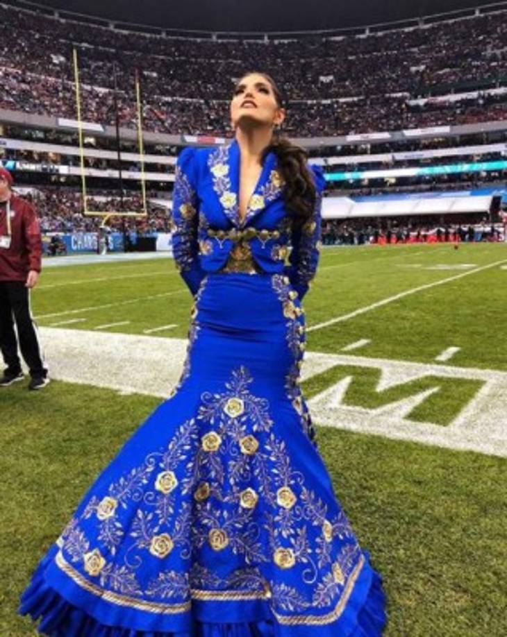 La artista lució impecable con un traje de charro azul e incluso muchos alabaron su interpretación, sin embargo, el hecho de haberse equivocado en la letra opacó su participación.