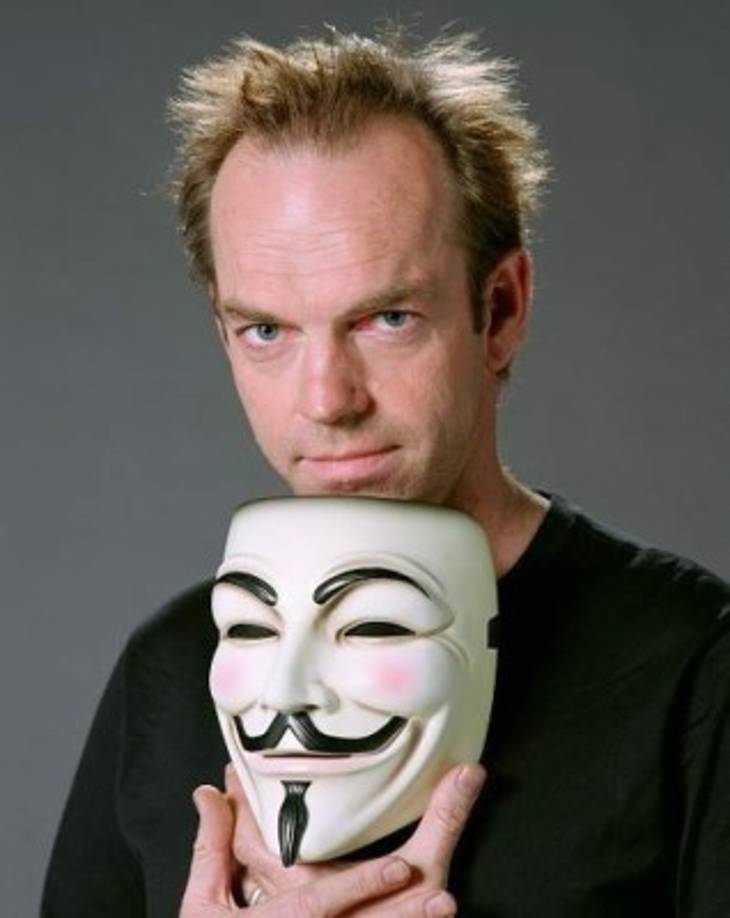 V de Venganza: Famosa película del año 2006 en donde nos narraba la vida de un justiciero enmascarado, el actor que interpretó a este héroe fue Hugo Weaving.<br/>
