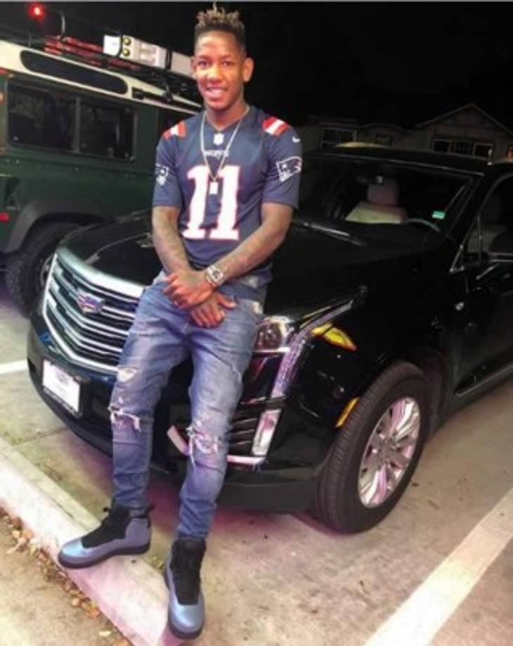 Romell Quioto presumiendo uno de sus vehículos, muy al estilo de Cristiano Ronaldo.