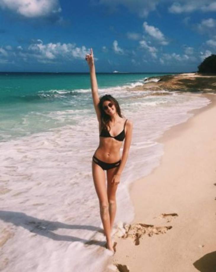 Fue la primera supermodelo moderna que posó desnuda para la revista Playboy, que la cataloga en el quinto lugar en la lista de Las 100 estrellas más sexys del siglo XX. Ha aparecido en la portada de más de 600 revistas alrededor del mundo incluyendo Vogue, W, People, Harper's Bazaar, ELLE, Allure y Cosmopolitan. Una encuesta de la revista Shape en 1997 la eligió como la segunda mujer más bella del mundo, después de Demi Moore. En 2002, Crawford fue nombrada una de las 50 Personas más Bellas de la revista People.