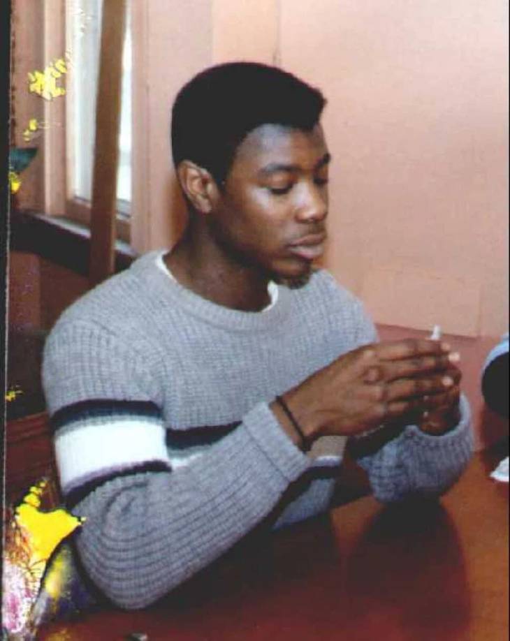 Miller: Miller fue asesinado primero. A diferencia de la mayoría de las víctimas de Jeffrey Dahmer, que fueron estranguladas, a Miller le cortaron la garganta. Dahmer también experimentó comiendo partes del cuerpo de Miller.