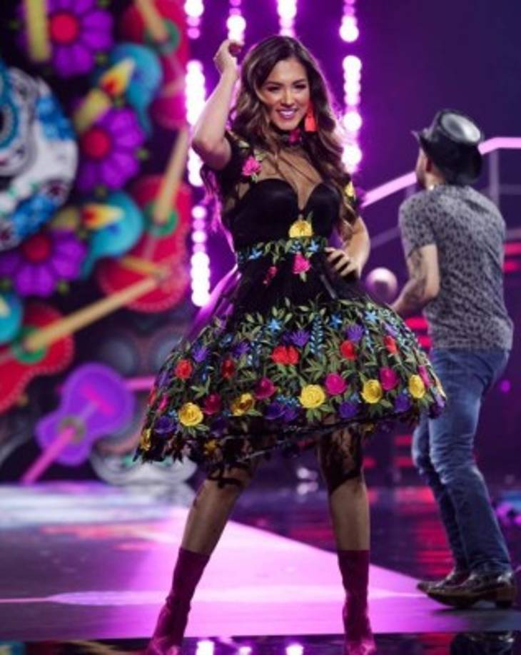 En honor a la tradicional celebración del Día de Muertos de México, Yaritza Owen lució bello vestido decorado con coloridas flores.
