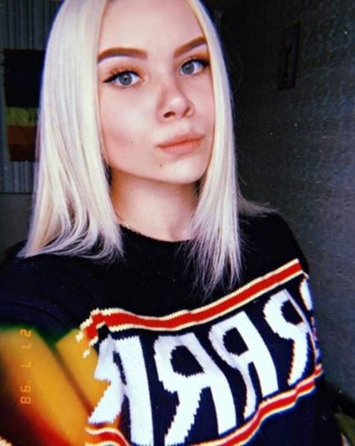 El teléfono se encontraba conectado a la corriente y mientras ella intentaba contestar el mensaje se le resbaló el móvil sufriendo, lo que provocó una descarga eléctrica que le quitó la vida a la atleta de 15 años.