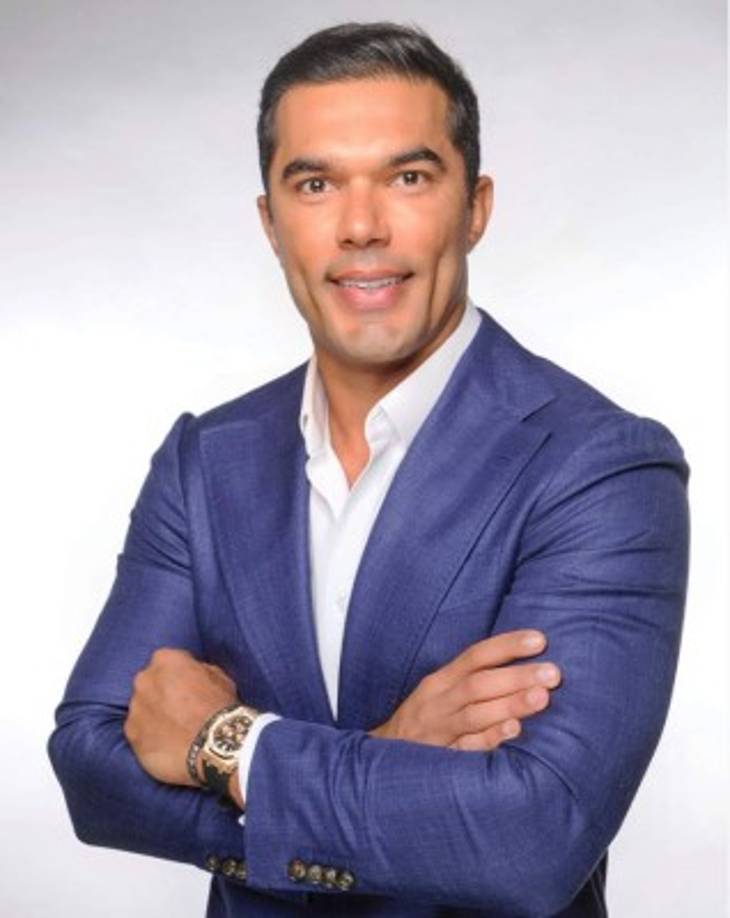 Erick se lanzó a recoger el balón, empapándose por completo. Decidió que era hora de marcharse a su apartamento para cambiarse de ropa y descansar. Sin embargo, su novia le pidió que se quedara a pasar la noche.