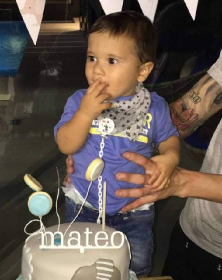 Mateo es el segundo hijo de la pareja y tiene menos de dos años.