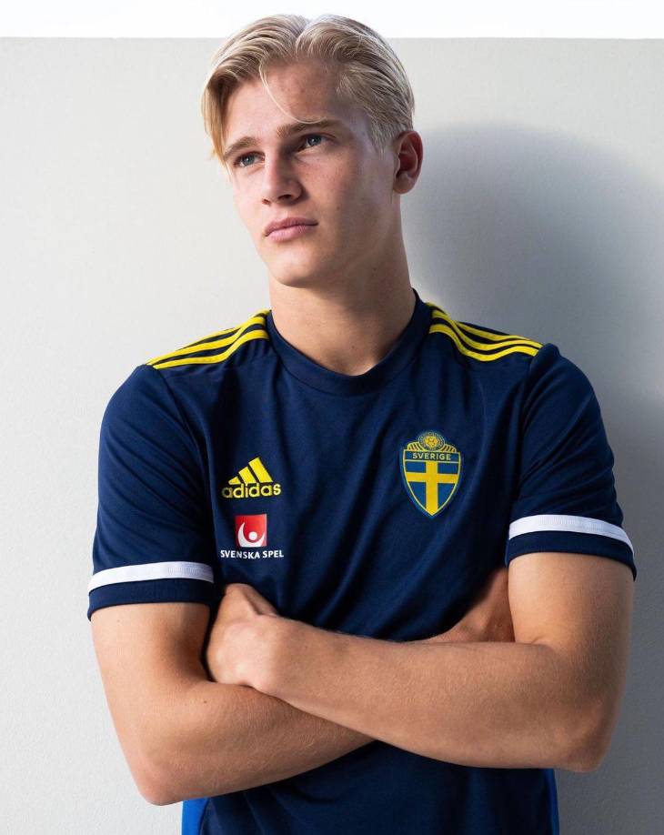 Fabrizio Romano informa que el Djurgårdens aceptará la oferta del Barcelona por Bergvall. El conjunto azulgrana pagará 7 millones de euros más 3 en variables.