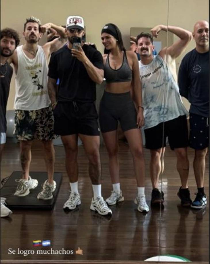 Además, este domingo el venezolano compartió esta fotografía donde aparece con su novia en compañía de los cantantes Mau y Ricky tras la celebración del Miss Universo México. 