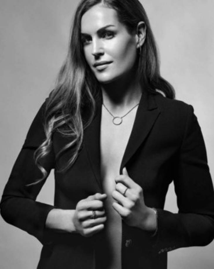 Debido a su belleza física, la bombera ha recibido ofertas para trabajar como modelo, aunque confiesa que 'solo elijo trabajos de este tipo cuando creo que representan un estilo de vida saludable... Quiero ser la representante de un tipo de vida saludable'.