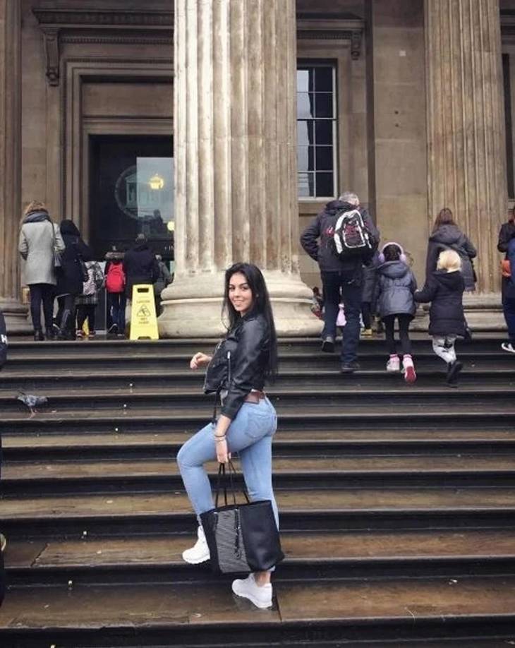 La novia de CR7 siempre fue muy fotogénica y presume sus curvas a través de su cuenta oficial de Instagram.