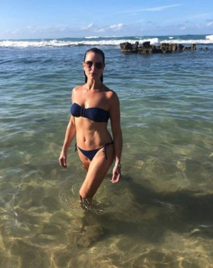 Hace unos días decidió mostrar lo que el esfuerzo y la disciplina le ha valido, una figura envidiable. 'Otra laguna azul', escribió en una foto tomada durante sus vacaciones en Puerto Rico.