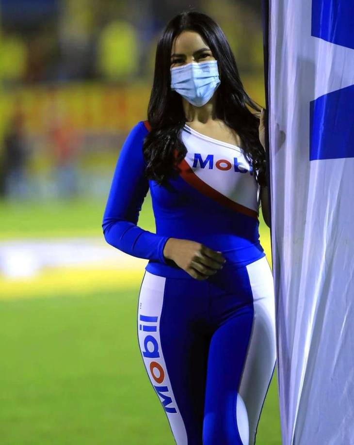 Las edecanes también fueron sensación en el estadio Morazán.