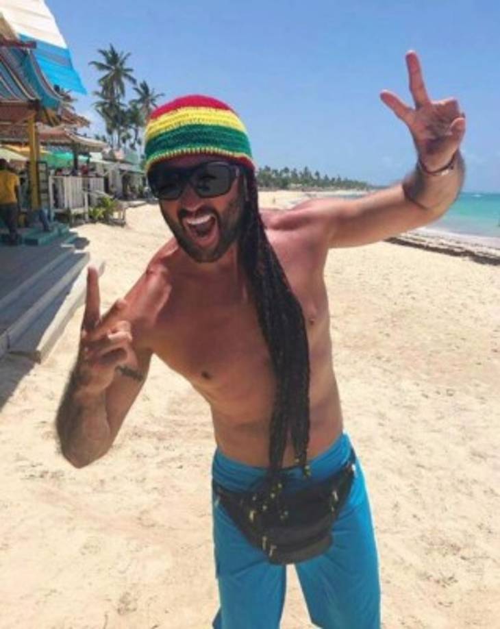 La playa es el destino favorito del actor mexicano, por lo que debido a su exigente trabajo procura darse tiempo para sí mismo.