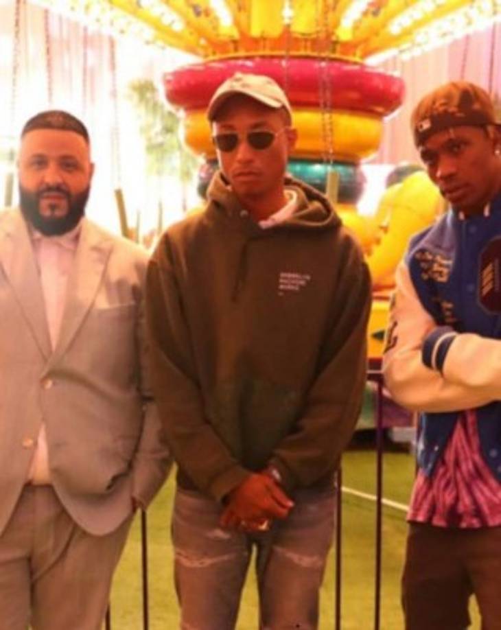 Otro de los invitados famosos fue Pharrell Williams (c).