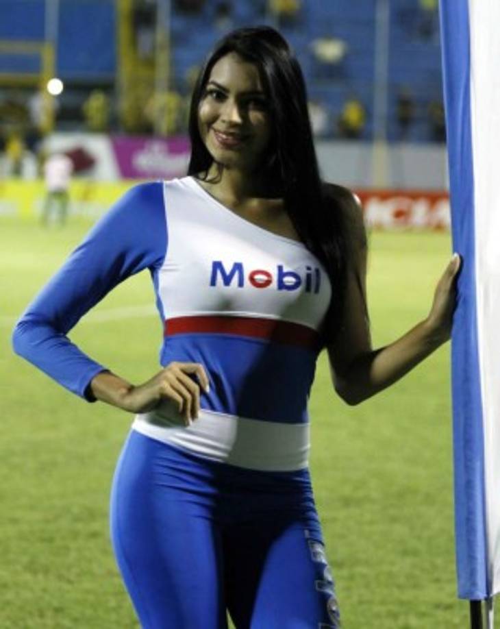 Una bella edecán posando en la cancha del estadio Morazán previo al partido Real España-Platense.