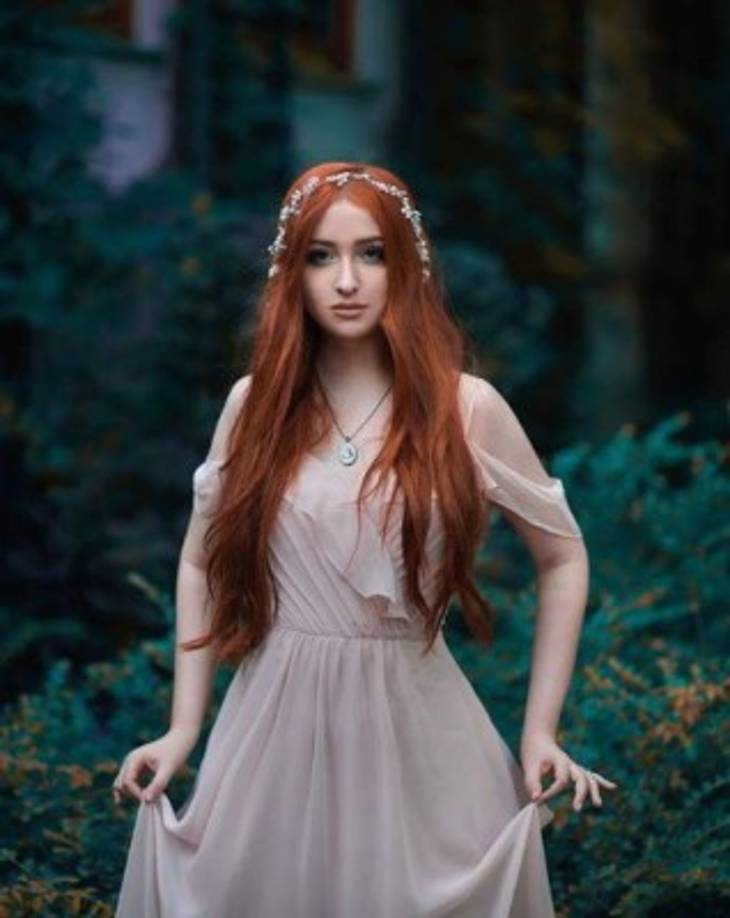 La 'bruja blanca' de hoy en día se describe como alguien que usa la magia 'con fines benévolos o sin intención maliciosa', y se dedica a la curación con cristales y al desarrollo espiritual, como lo demuestran estas mujeres.