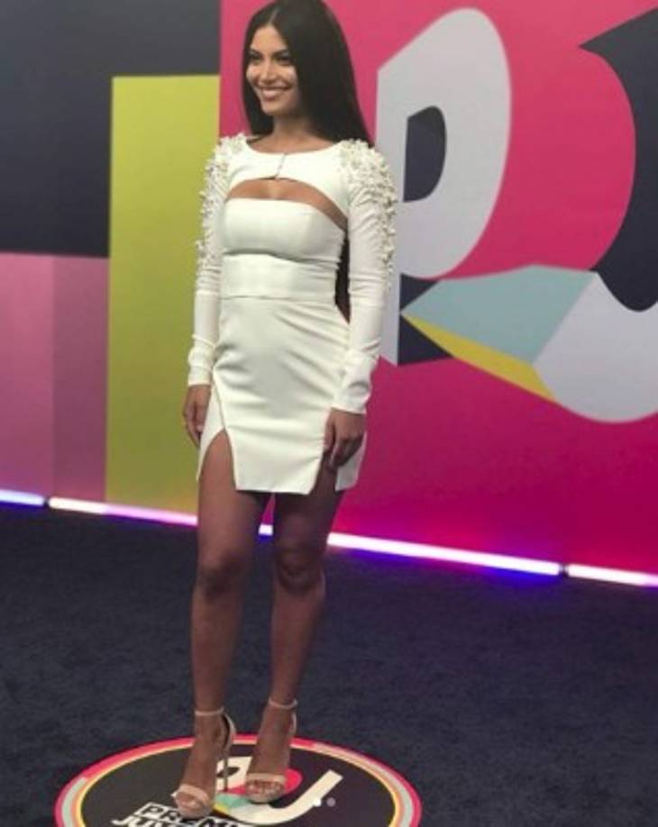 La conductora del evento, Maria Elena Dávila, optó por un minivestido blanco como primer cambio de vestuario.
