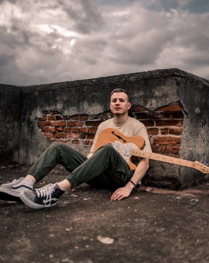 E<b>DUARDO UMANZOR</b>El cantante sampedrano regresa a los escenarios de San Pedro Sula este viernes 14 de abril. En sus redes sociales, el exintegrante de Montuca Sound System, dijo que desde las 8:00 pm estará en Jungla Brewing Company ubicado en la colonia Altiplano. “Armamos esta banda y estos shows para los que tenemos alguna nostalgia por una época donde MTV estaba en la tele de la casa todo el día y la música se hacía mayormente con guitarras”, explicó sobre el evento que tendrá con EXP 23, su nueva banda musical.Cover: L. 150