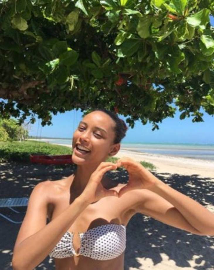 Con poca ropa, Taís Araújo aparece en las imágenes posando con naturalidad.