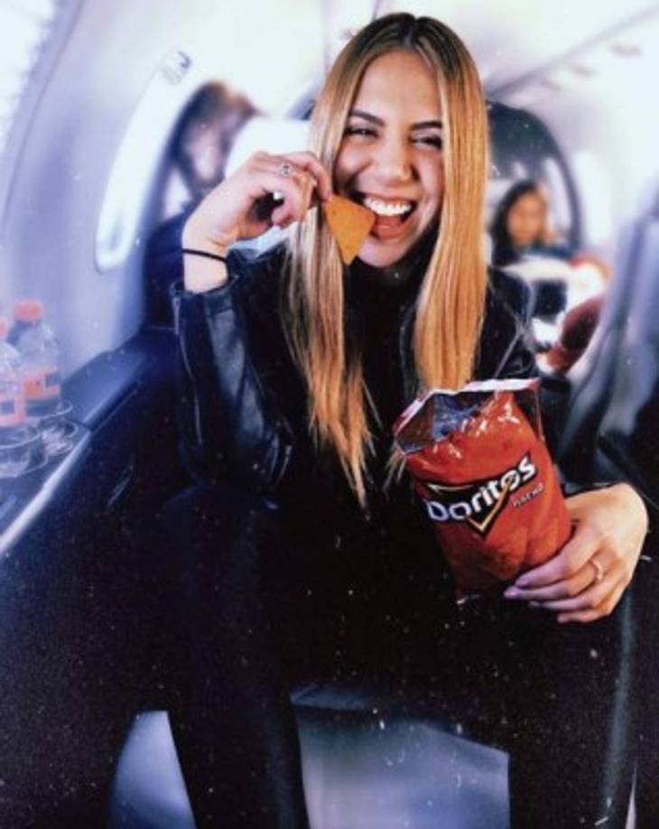 Mónica compartió una foto en la aeronave siniestrada, un bimotor de modelo CL-600-2B16 Challenger, perteneciente a una firma estadounidense basada en el estado de Utah, Estados Unidos.