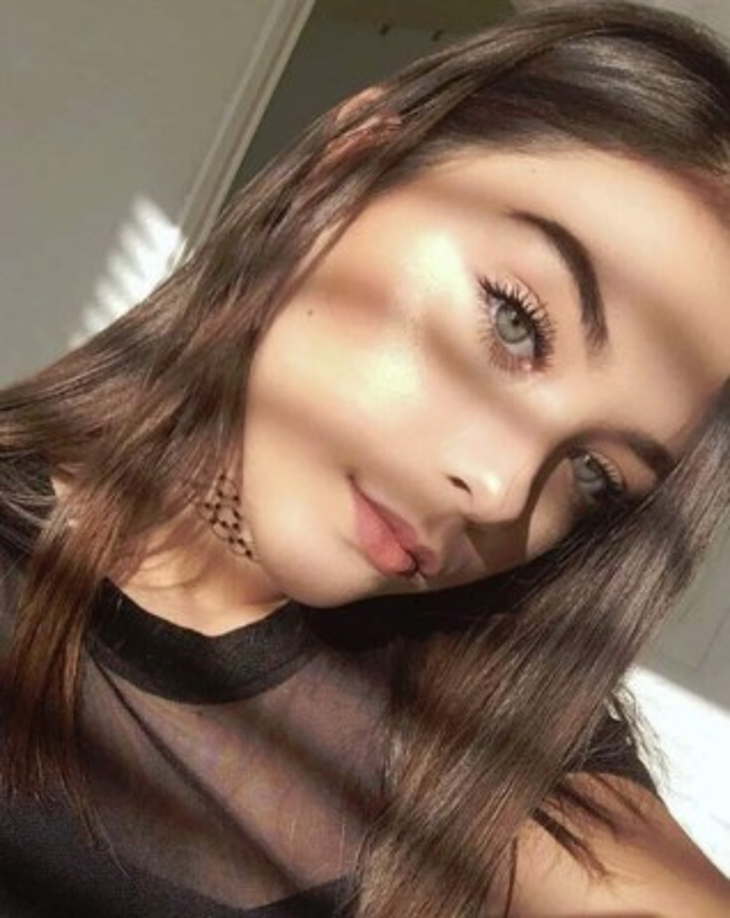 Gracias a su bella voz tiene un prometedor futuro en la industria musical.