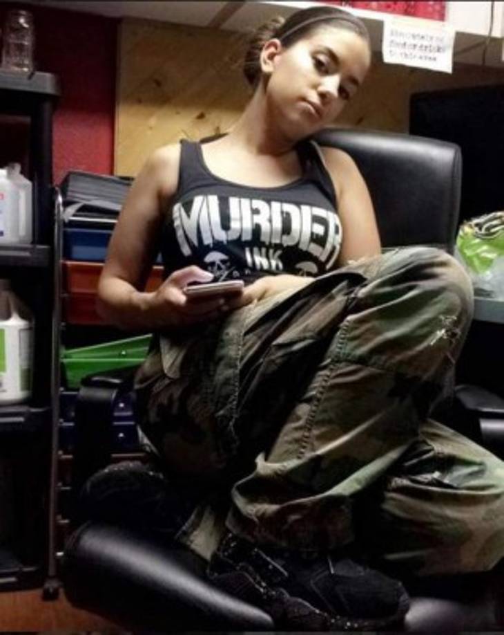 La Policía detuvo a un hombre que se encontraba en lugar donde fue asesinada. El hombre tenía cortaduras en su cuello y también en las muñecas.